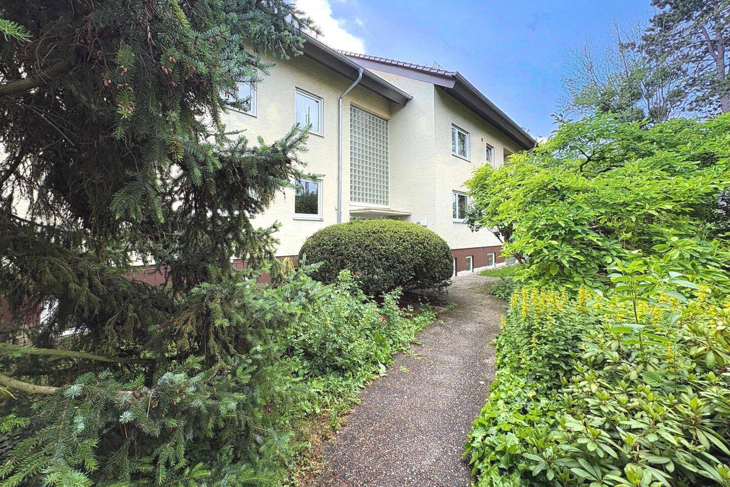 Schöne 3 ½-Zimmer-Dachgeschosswohnung mit zwei Balkonen, 70563 Stuttgart (Vaihingen)