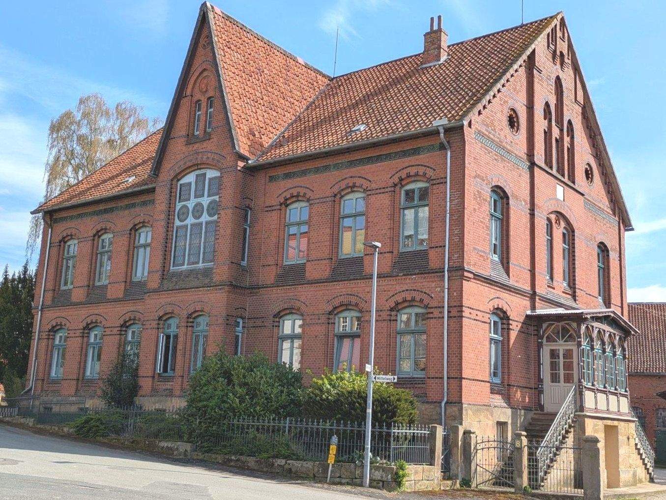Verkaufsangebot für ein historisches Hofgut, ca. 450 m² Wohnfläche, 4 WE zzgl. Stallungen, eigenes Grundstück von ca. 2.938 m² in 31167 Schlewecke, 31167 Bockenem