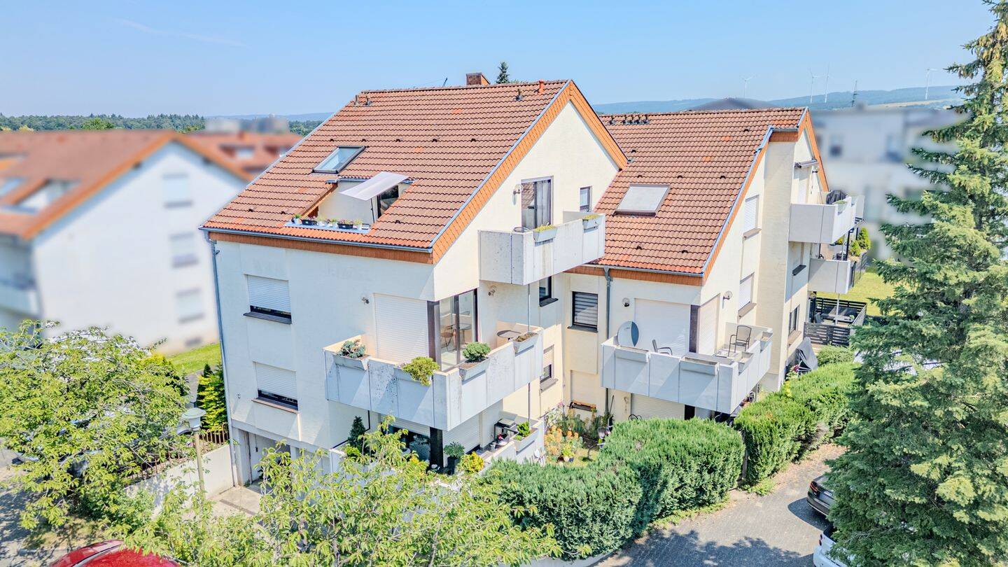 Gepflegte 2-Zimmer-Dachgeschosswohnung mit Balkon, Loggia und hervorragender Flächennutzung, 33175 Bad Lippspringe