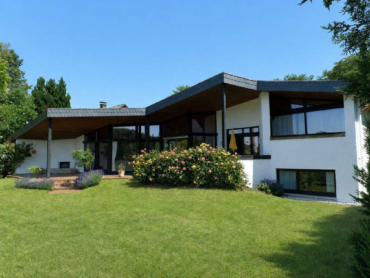 Lichtdurchflutete Architektenvilla: Wohnen auf versetzten Ebenen mit Panoramablick, 65529 Waldems