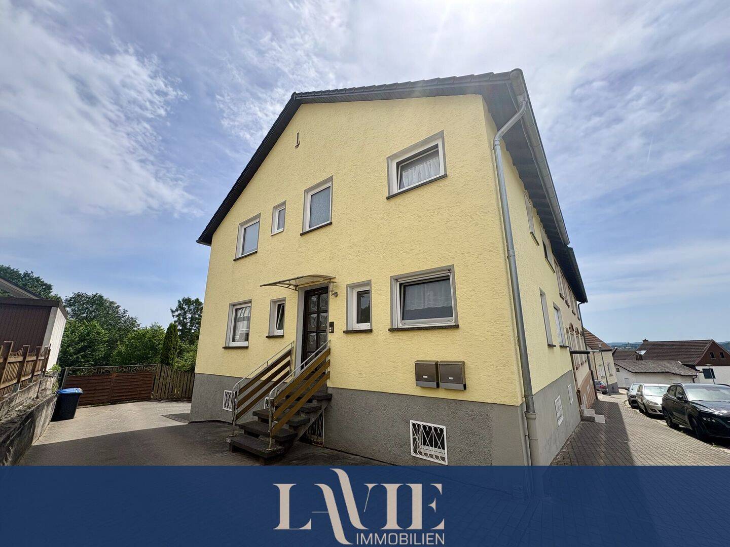 Solides Zweifamilienhaus mit separaten Wohneinheiten und Garagen in beliebter Wohnlage!, 66450 Bexbach