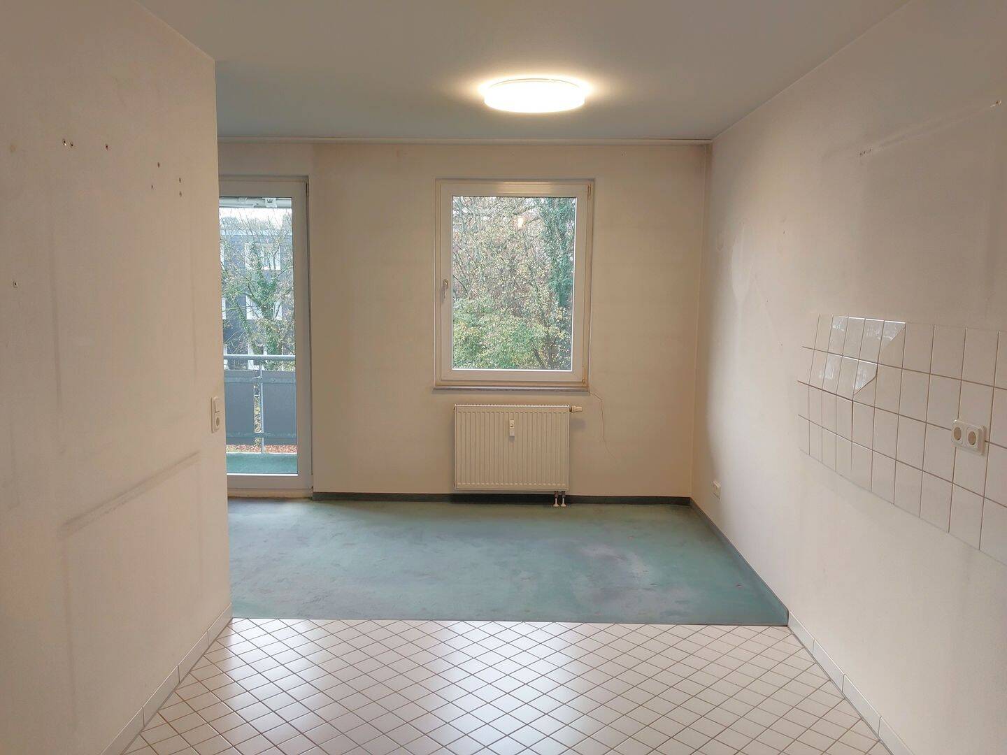 Geräumige 3,5-Zimmer-Wohnung 96 m² mit Balkon, Aufzug und zwei Stellplätzen, 51427 Bergisch Gladbach