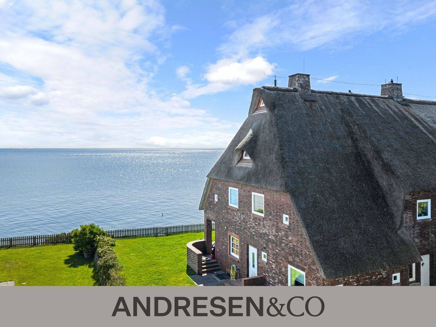 1. Reihe am Wasser – Reetgedeckte Doppelhaushälfte mit Südgarten in Top-Lage, 25992 List auf Sylt