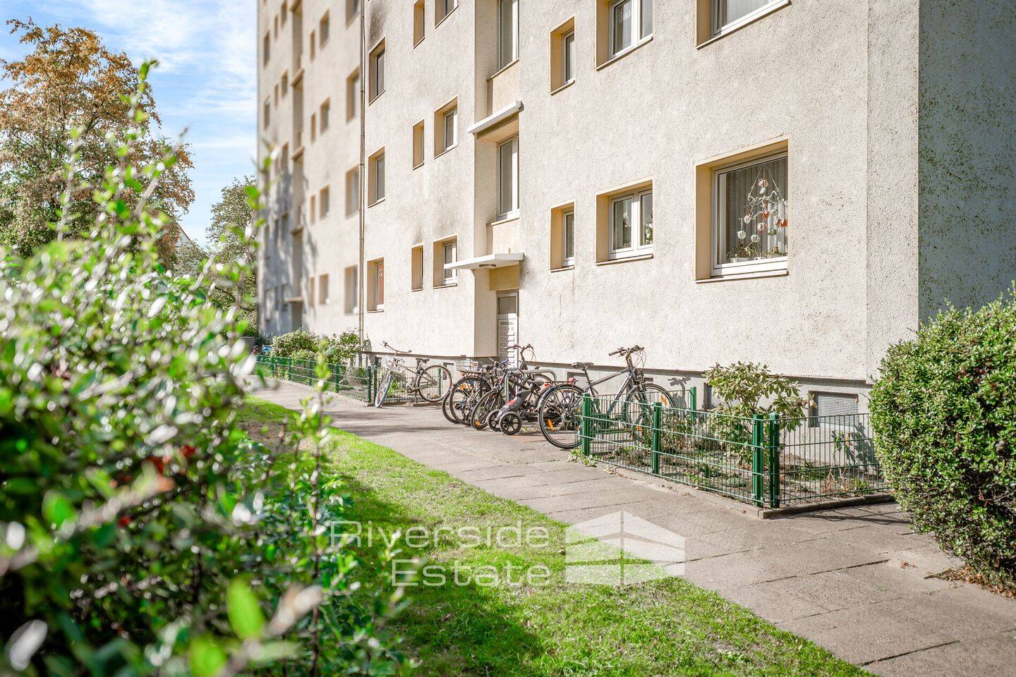 Bremen nahe Überseestadt: Sanierungsbedürftige Wohnung mit Fahrstuhl und Balkon, 28217 Bremen (Handelshäfen Steffensweg Utbremen Westend)