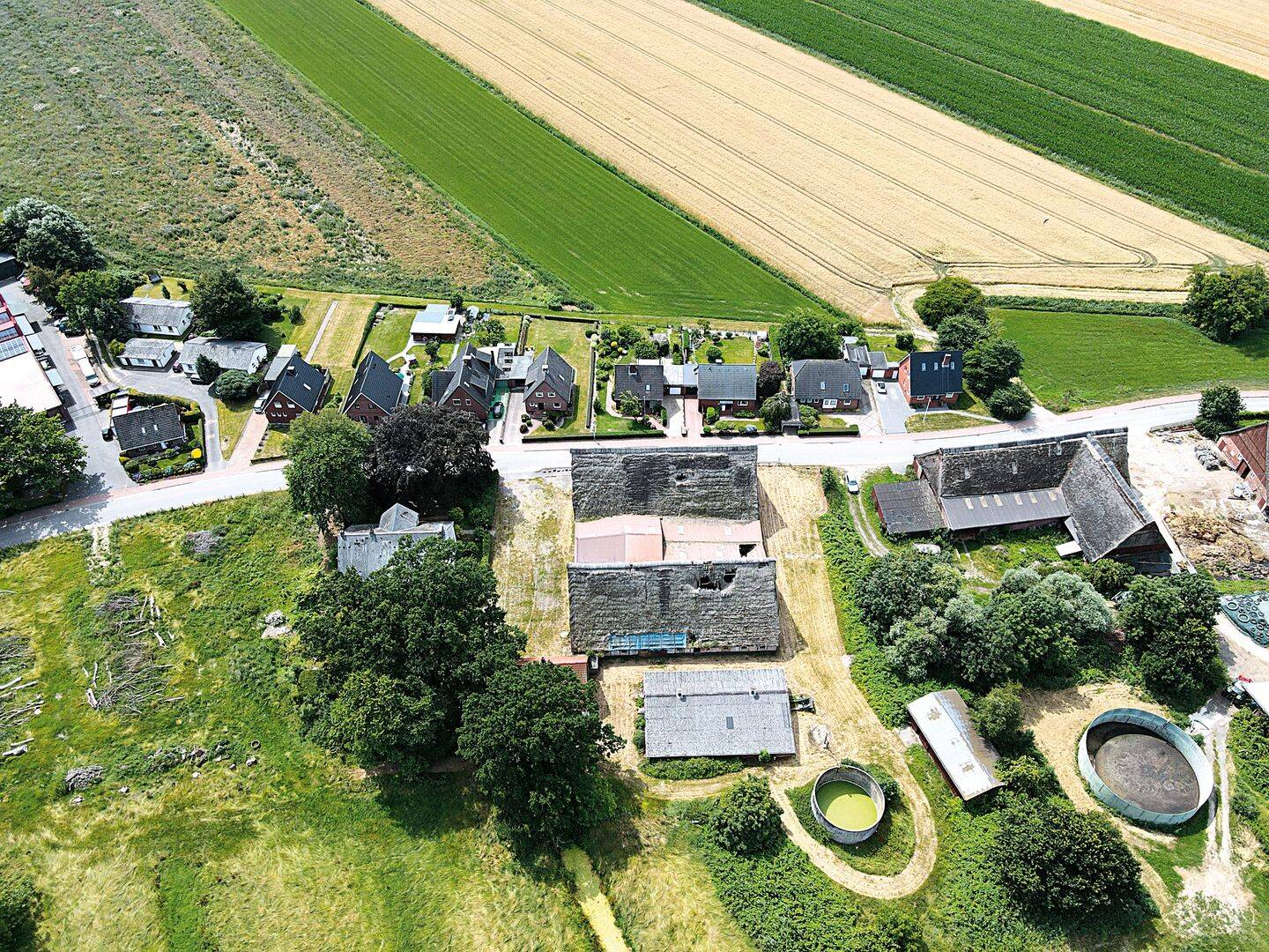 Wohnhaus mit zwei Scheunen und mehreren Ställen 25371 Seestermühe, Dorfstraße 60, 25371 Seestermühe