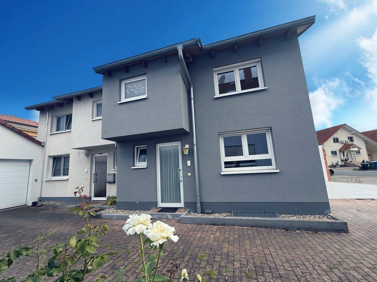 Gepflegte Niedrigenergie-DHH in toller Lage mit überd. Terrasse, EBK, kl. Garten + 2 Stellplätzen, 76676 Graben-Neudorf