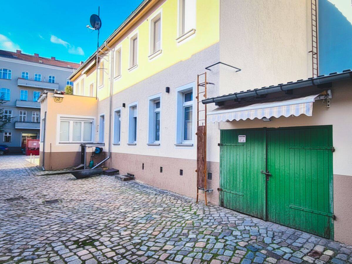 Ein- oder Zweifamilienhaus mit 180 m² Wohnfläche|7 Zimmer|4 Garagen|6 Stellplätze|696 m² Grundstück
