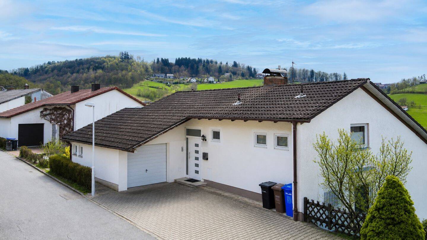 Charmantes Hanghaus mit großem Potenzial in ruhiger Aussichtslage von Deggendorf, 94469 Deggendorf