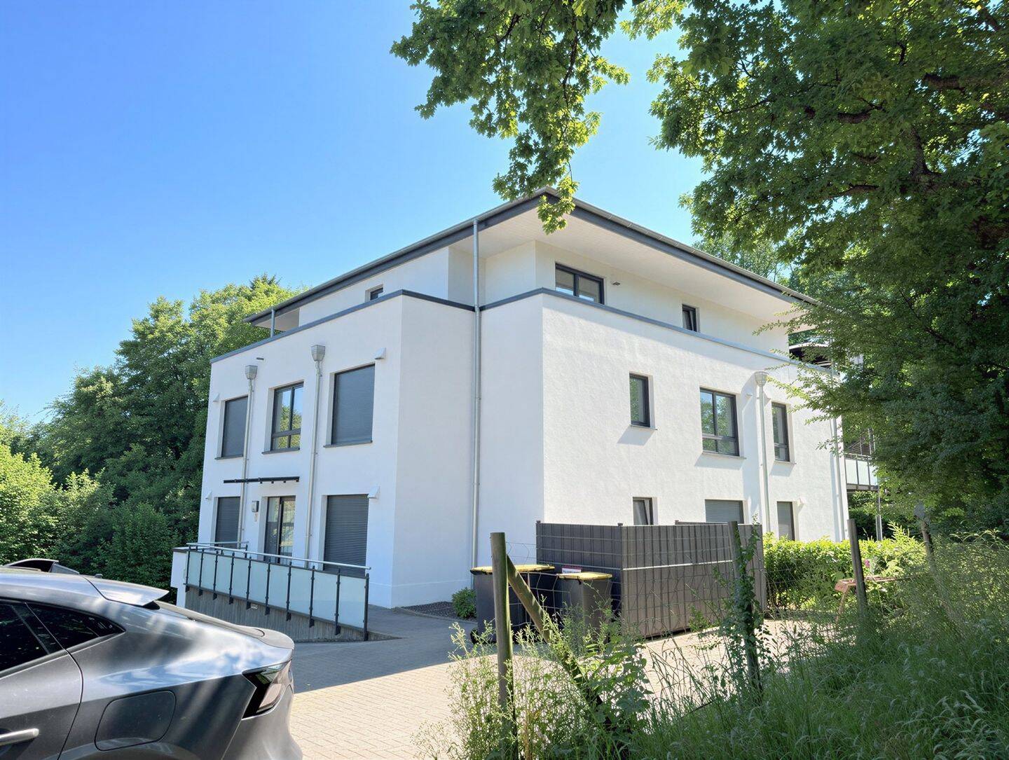 Modern wohnen mit Perspektive: großzügige 3-Zimmer-Wohnung mit Balkon, Aufzug und zwei Stellplätzen, 42897 Remscheid (Lennep)