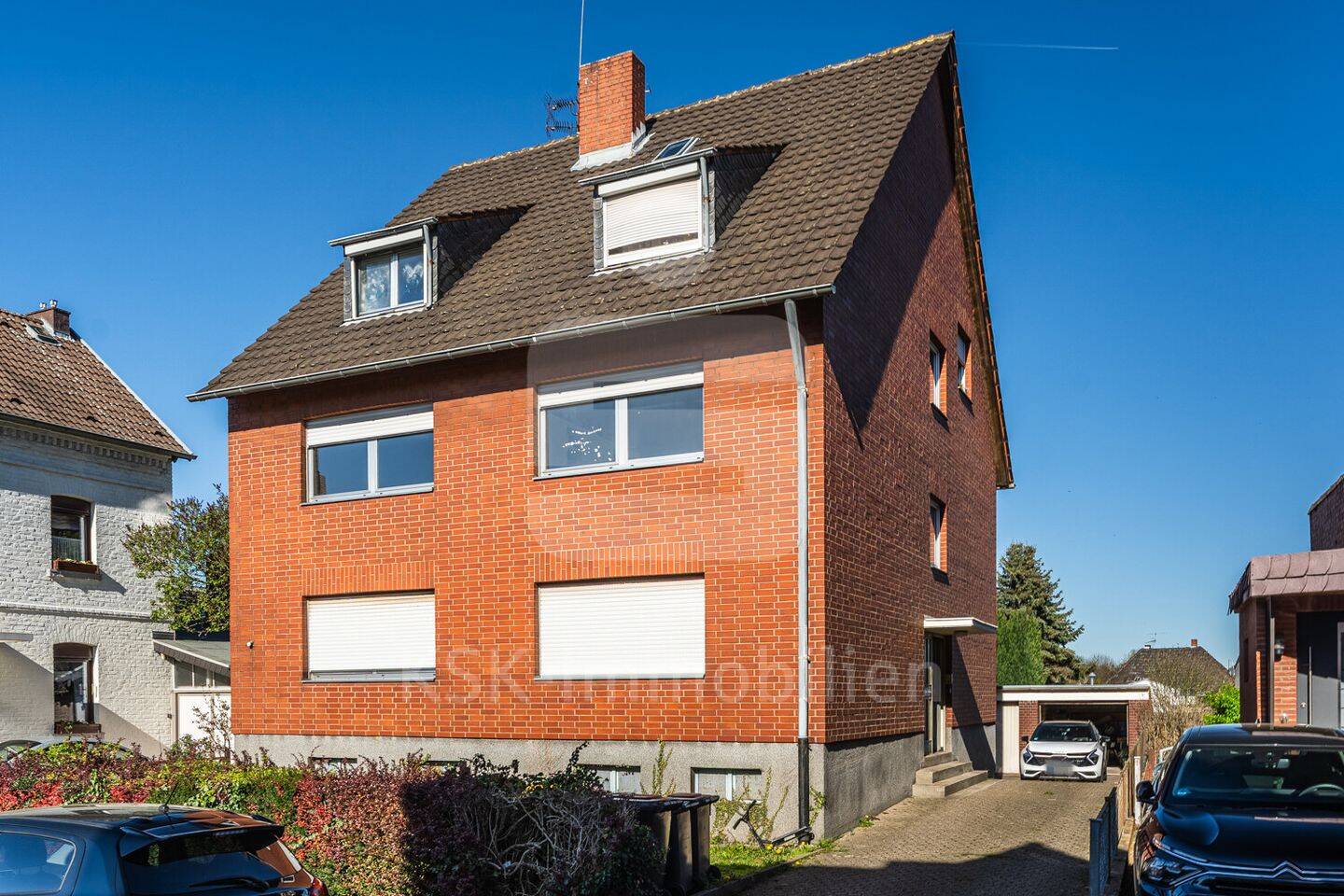 Attraktives Mehrfamilienhaus mit drei Wohneinheiten und Garagen in Hürth-Kendenich, 50354 Hürth