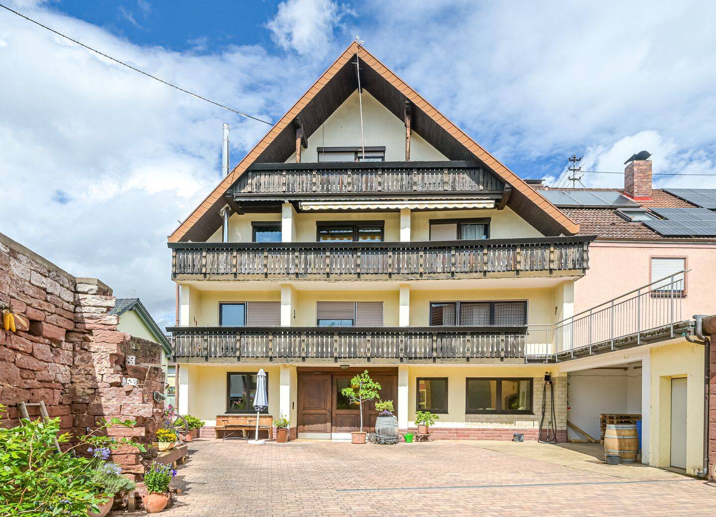 Mehrfamilienhaus mit 502 m² Wohnfläche und großem Entwicklungspotenzial in Wertheim-Kembach, 97877 Wertheim