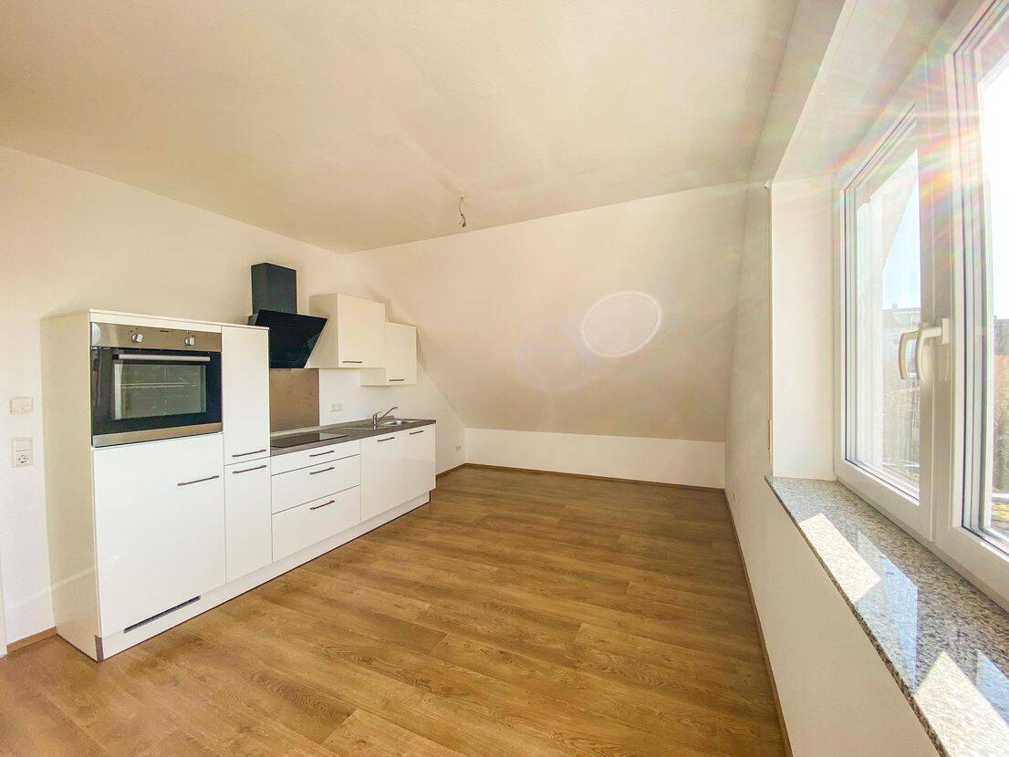 Helle 3,5-Zi.-DG-Wohnung – Einbauküche, Keller, Stellplatz – Nähe Bahnhof/B10/B35, 71665 Vaihingen an der Enz