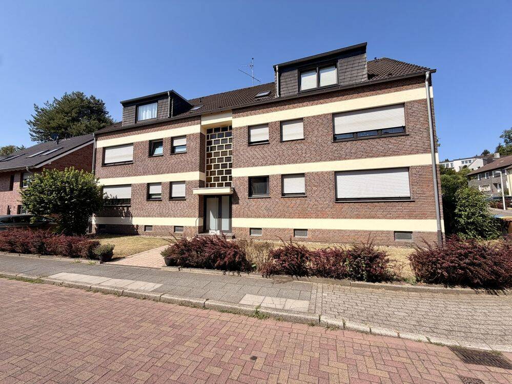 Schöne Dachgeschosswohnung mit großem Balkon in Mülheim – Saarn!, 45481 Mülheim an der Ruhr (Broich Saarn Saarn/Mintard Saarn/Selbeck)