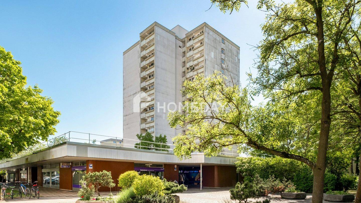 Weitblick über München: lichtdurchflutete 1,5-Zimmer-Wohnung mit Loggia und Tiefgaragenstellplatz, 80995 München (Allach-Untermenzing Feldmoching-Hasenbergl Moosach)