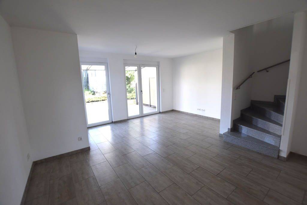 Freundliche Niedrigenergie-Doppelhaushälfte mit überdachter Terrasse und Carport, 63867 Johannesberg