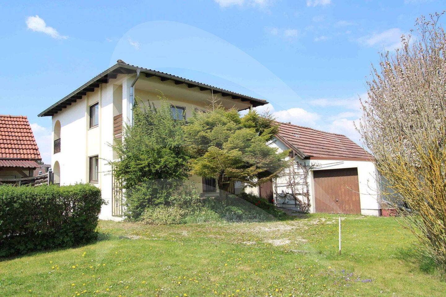 Platz für zwei Familien: Ruhig gelegenes Zweifamilienhaus nähe Bahnhof, 94405 Landau a.d. Isar (Landau)