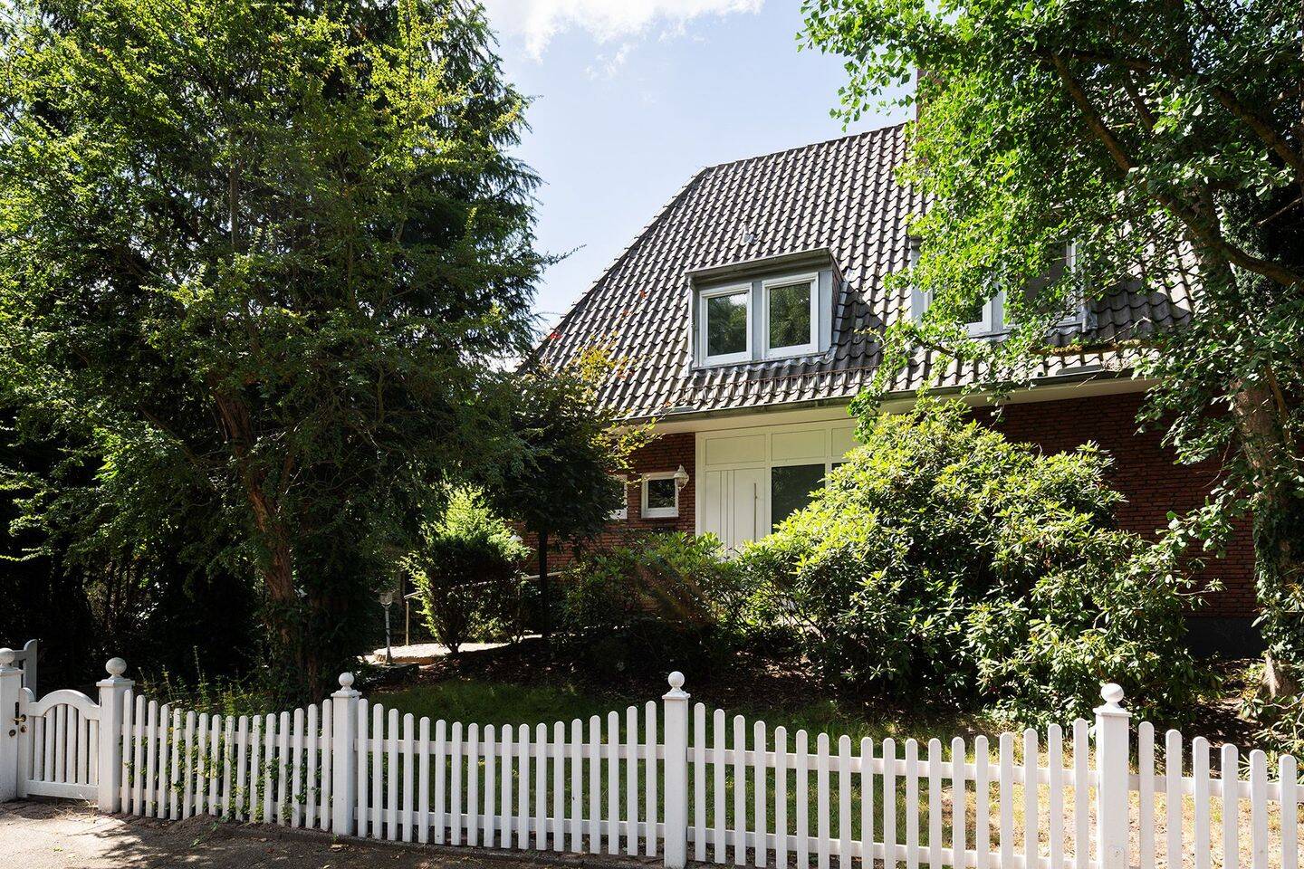 Stilvolles Einfamilienhaus mit Sauna, großem Grundstück und modernisierter Technik in Oberneuland, 28355 Bremen (Oberneuland)