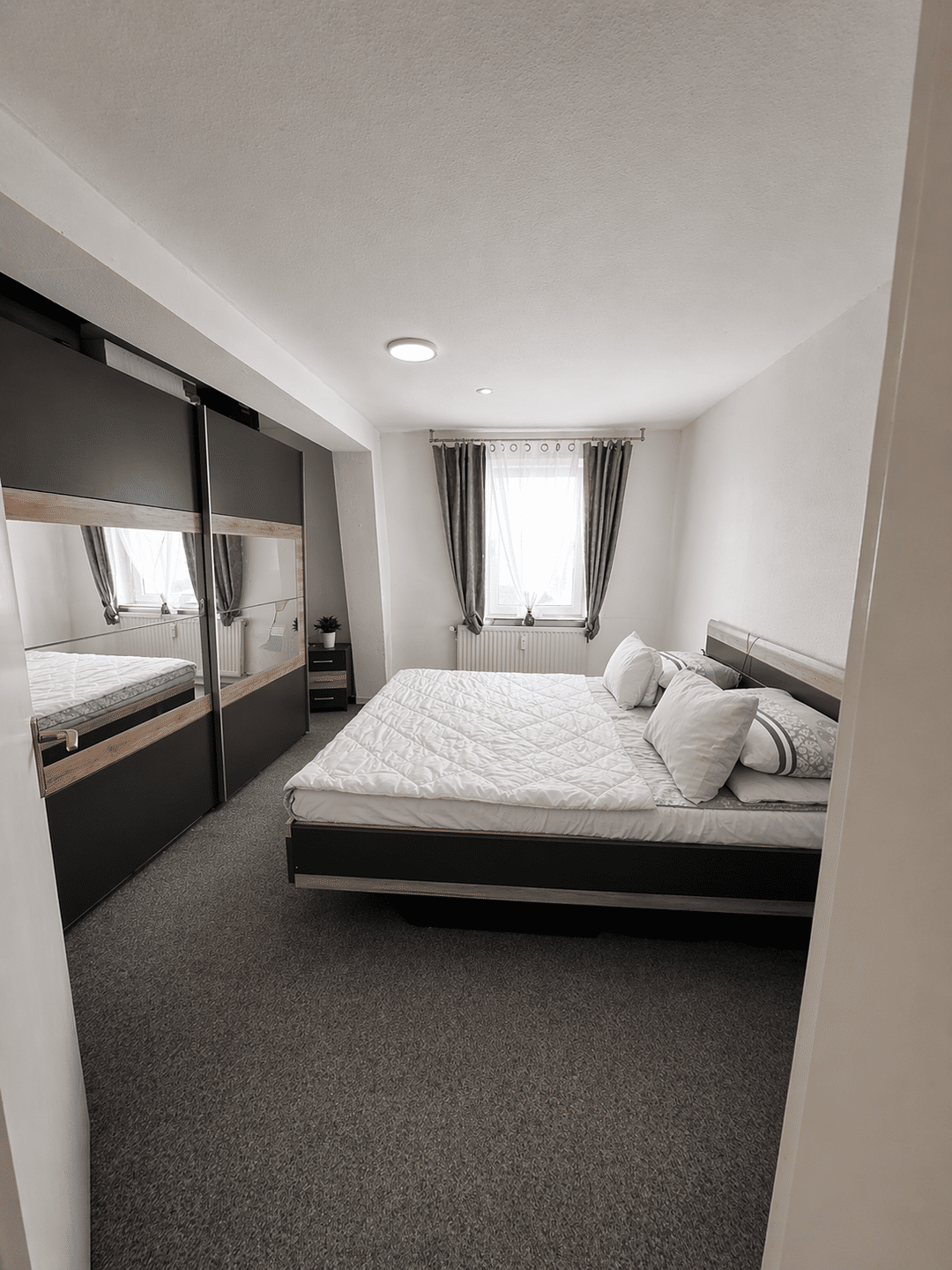 Zentrale Dachgeschosswohnung mit viel Licht, 47799 Krefeld (Bockum Cracau Stadtmitte)