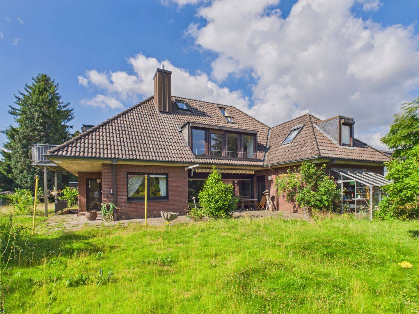 Ihr Traumhaus zwischen Stadtleben und Natur: Modernisiertes Zweifamilienhaus mit großem Garten, 21147 Hamburg (Harburg Hausbruch Neugraben-Fischbek)