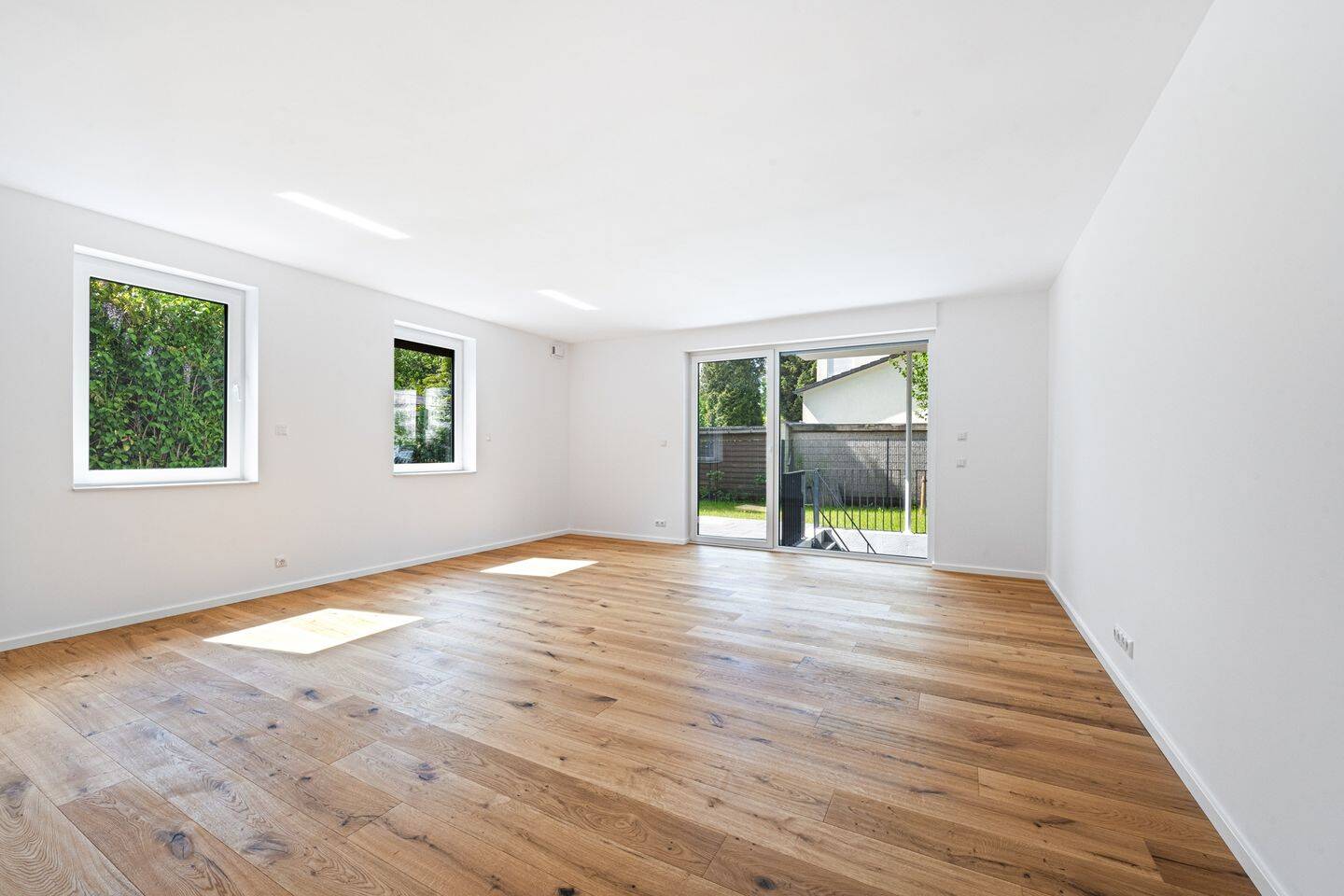 Großzügig wohnen: Neubauwohnung auf zwei Ebenen mit eigenem Garten!