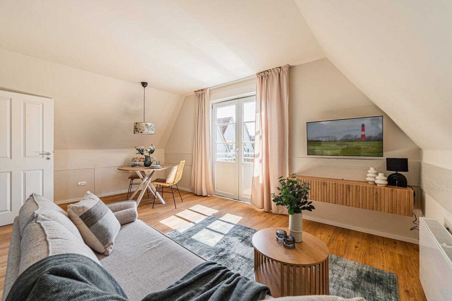 Gemütliche & modernisierte 2-Zimmer-Wohnung mit Balkon, nur wenige Schritte von der Nordsee entfernt, 25849 Pellworm