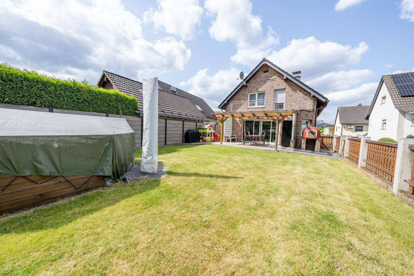 Familienglück in Bestlage:  Stilvolles Haus mit Pool, Sauna & viel Platz, 51063 Köln (Mülheim Buchheim Stammheim)
