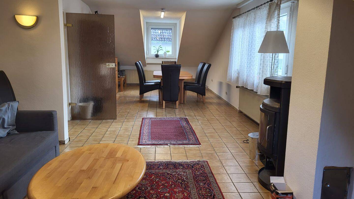 Großzügige 3-Zimmer-Dachgeschosswohnung mit Kamin, 4 Gauben und Balkon, 61389 Schmitten