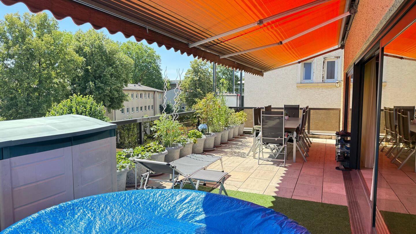 Großzügiges Wohnen auf 3 Etagen mit herrlicher Terrasse über ruhigem Innenhof in S-Zuffenhausen!, 70435 Stuttgart (Stammheim Zuffenhausen)