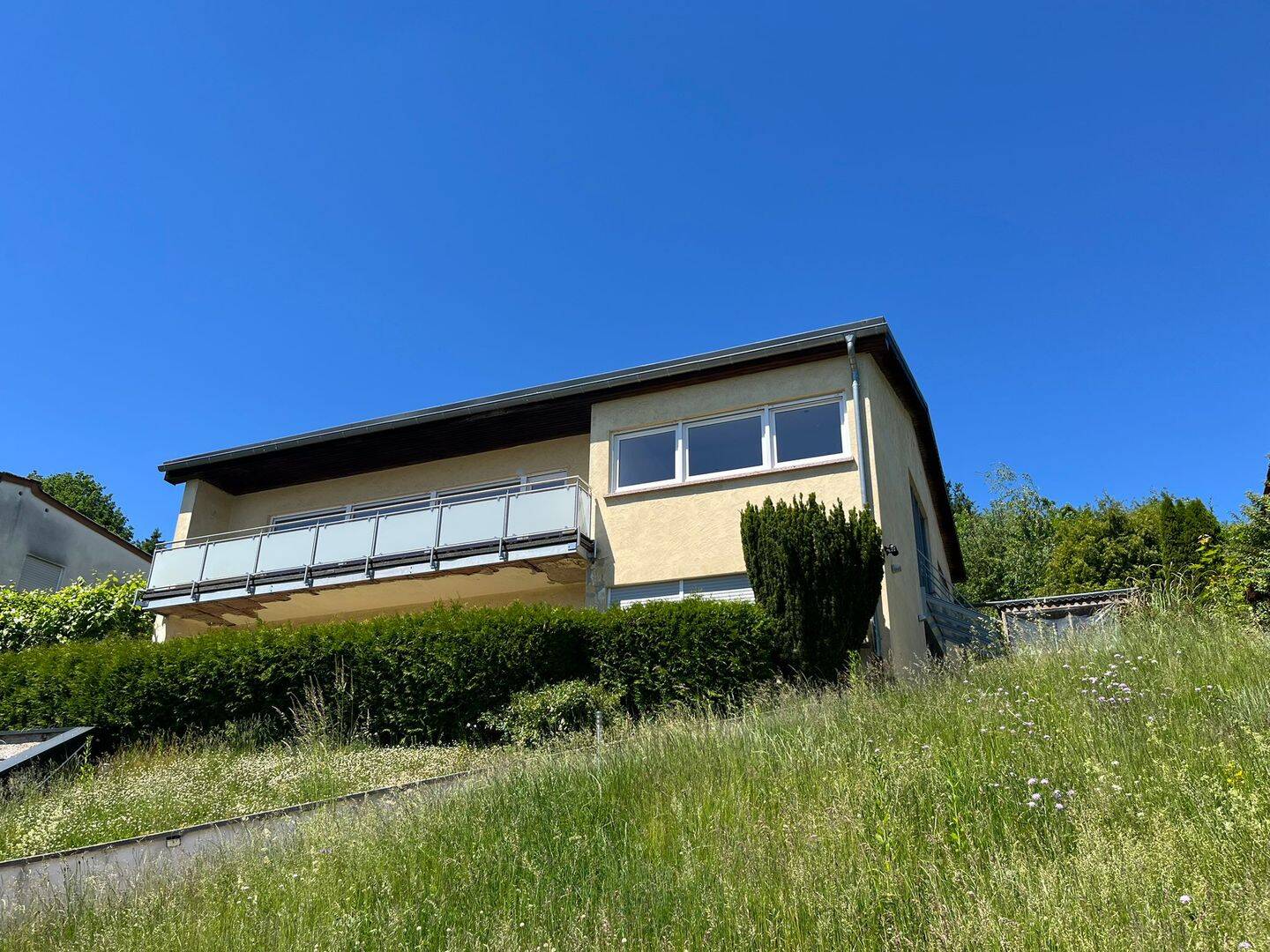 Schickes Zweifamilienhaus in guter Wohnlage Neunkirchen Hangard, 66540 Neunkirchen