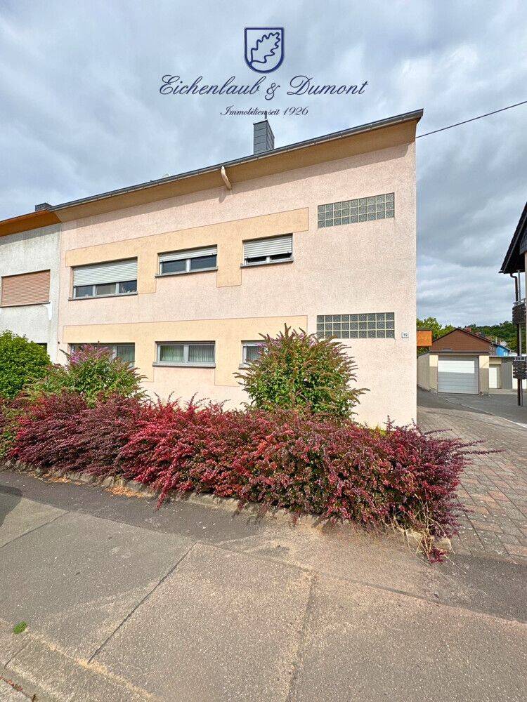 Gepflegtes 3-Familienhaus mit Garagen und Garten auf dem Heidstock, 66333 Völklingen