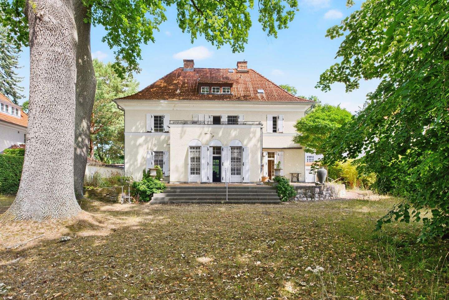 Charmante Villa im Landhausstil in Toplage von Berlin-Zehlendorf – wenige Schritte vom Mexikoplatz, 14163 Berlin (Steglitz-Zehlendorf Kolonie Schlachtensee Süd Nikolassee Zehlendorf Schlachtensee)