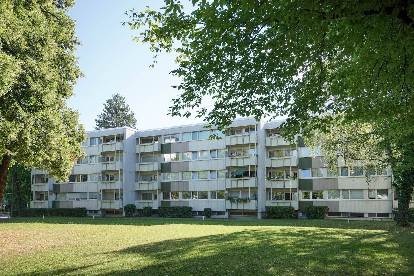 Lichtdurchflutete 3-Zimmer-Wohnung mit Balkon und Einbauküche, 81927 München (Bogenhausen)