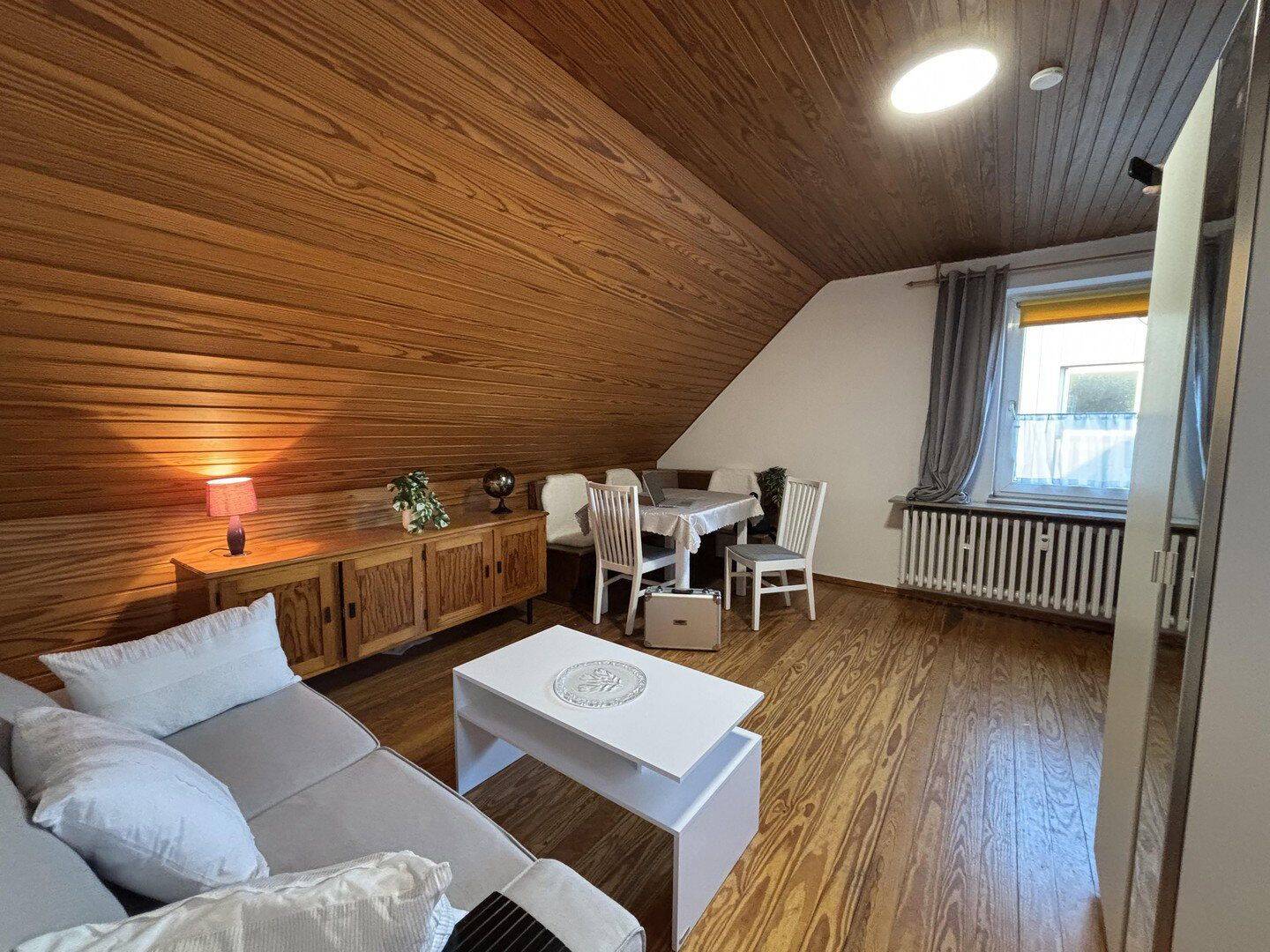 Dachgeschosswohnung löffelfertig 1ZiKüDB mit Einbauküche, voll möbliert, 40472 Düsseldorf (Hubbelrath Lichtenbroich Rath Unterrath)
