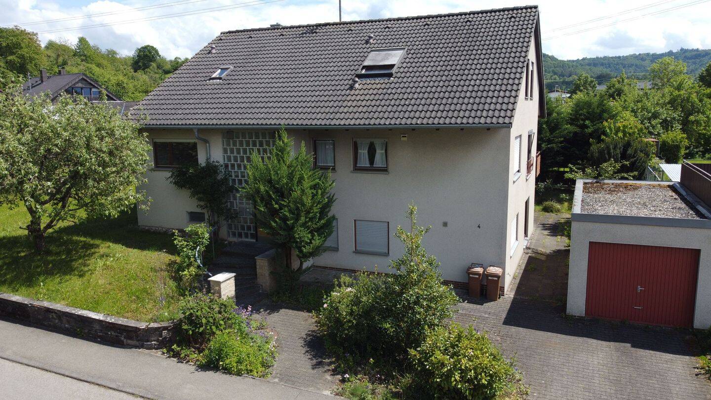 Geräumiges 1–2-Familienhaus mit Einliegerwohnung, großem Grundstück und Garage in ruhiger Lage von Auenwald., 71549 Auenwald
