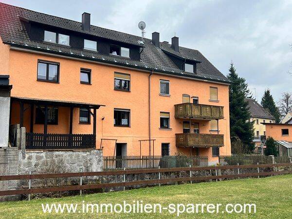 Mehrfamilienhaus mit vier Wohneinheiten und Potenzial in Floß, 92685 Floß