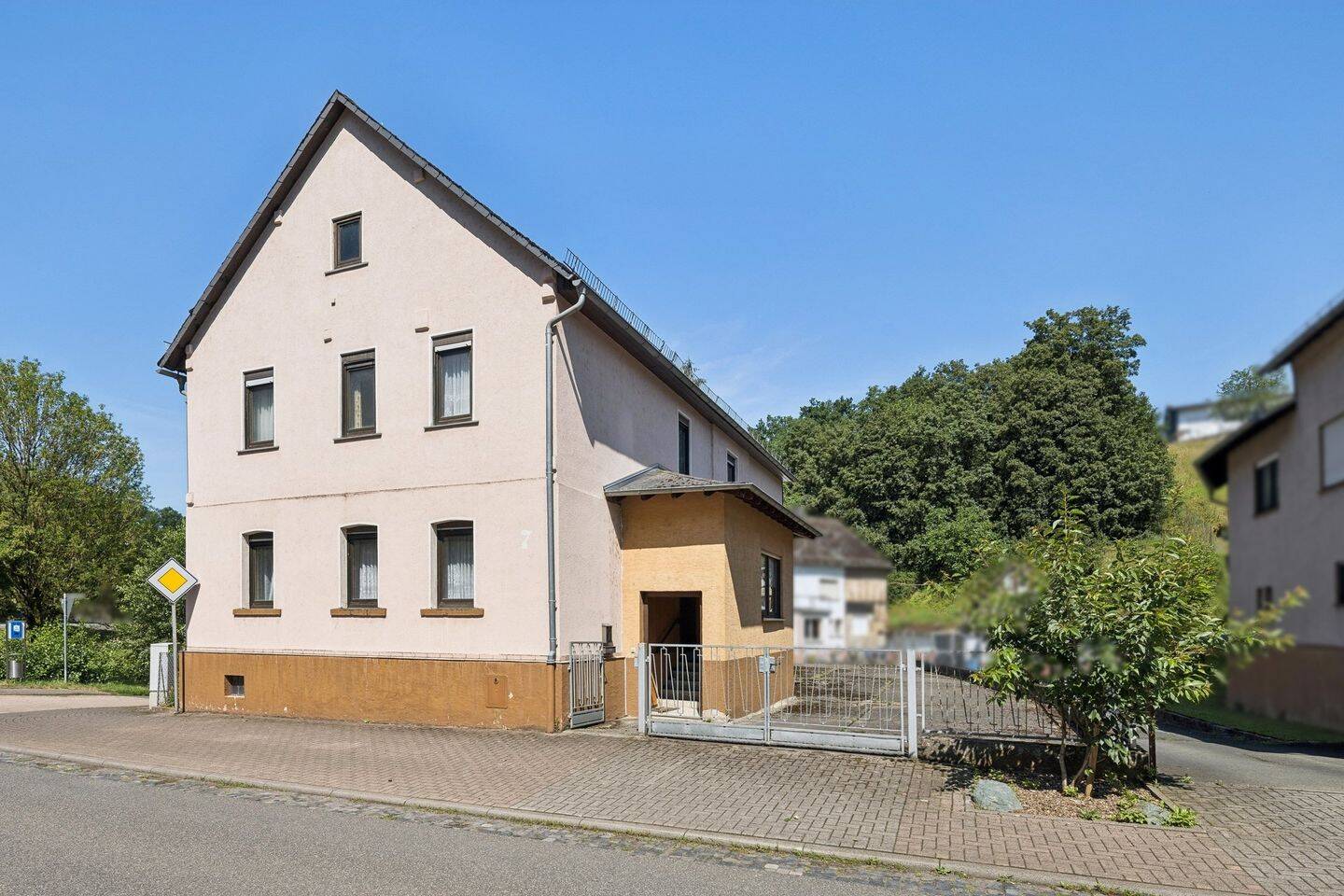 Wohnhaus mit Nebengebäude in Weilburg-Drommershausen, 35781 Weilburg