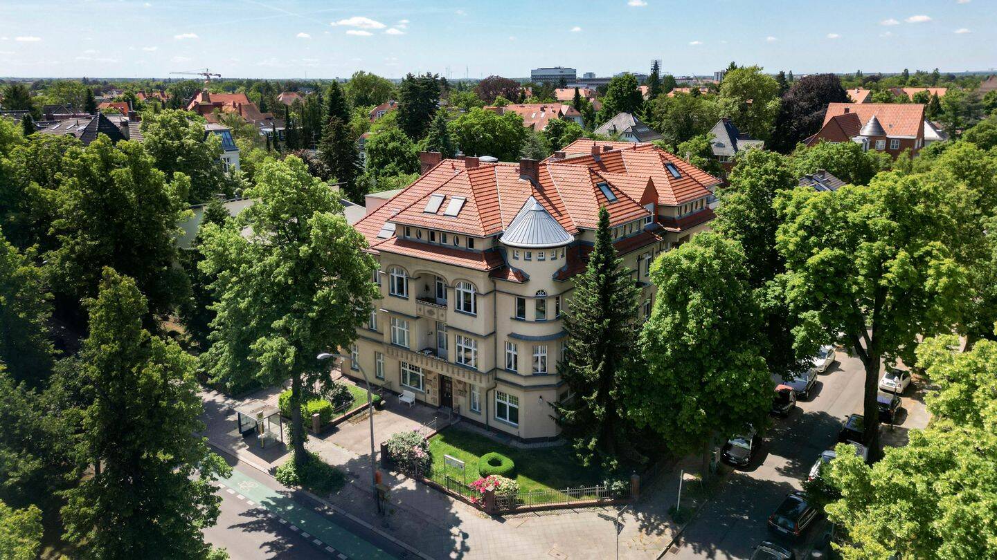 Exklusive Dachgeschoss-Maisonettewohnung in Dahlemer Villenlage mit Südwest-Terrasse und Aufzug, 14195 Berlin (Steglitz-Zehlendorf)