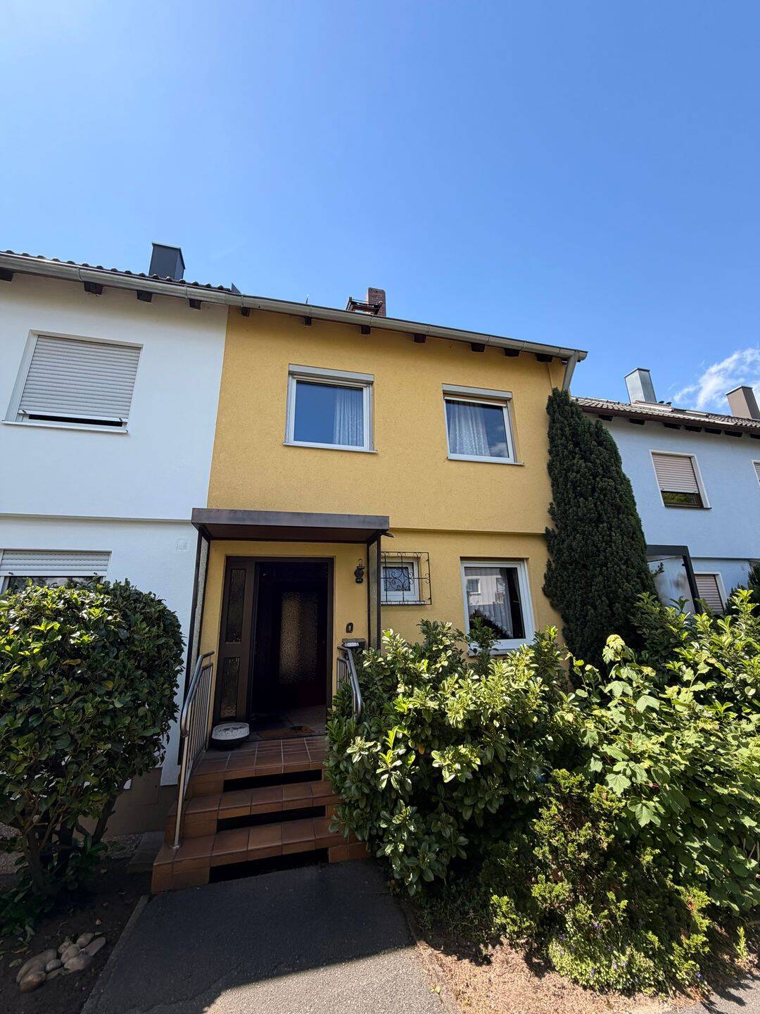 Familienfreundliches Reihenmittelhaus mit Wintergarten, 5 Zimmern und 2 Garagen, 90427 Nürnberg