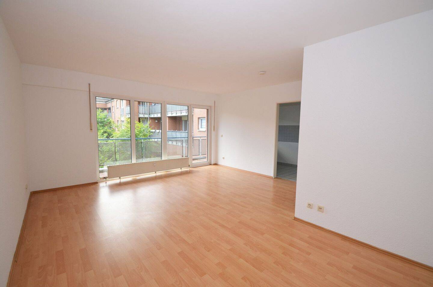 Helle 2-Zimmerwohnung mit großem Balkon am Stadtrand von Köln, 50765 Köln (Chorweiler Blumenberg Esch Esch/Auweiler Volkhoven/Weiler)