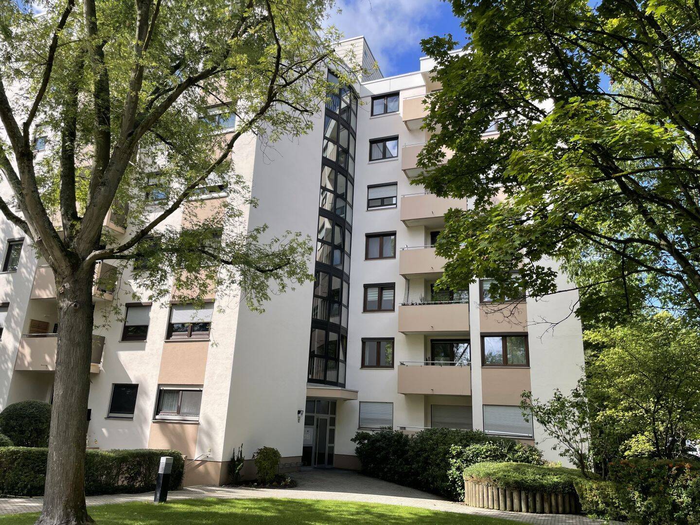 Renovierte 4-Zimmer-Wohnung mit zwei Balkonen und Tiefgaragenstellplatz!!, 90441 Nürnberg (Gibitzenhof Sandreuth Schweinau Werderau)