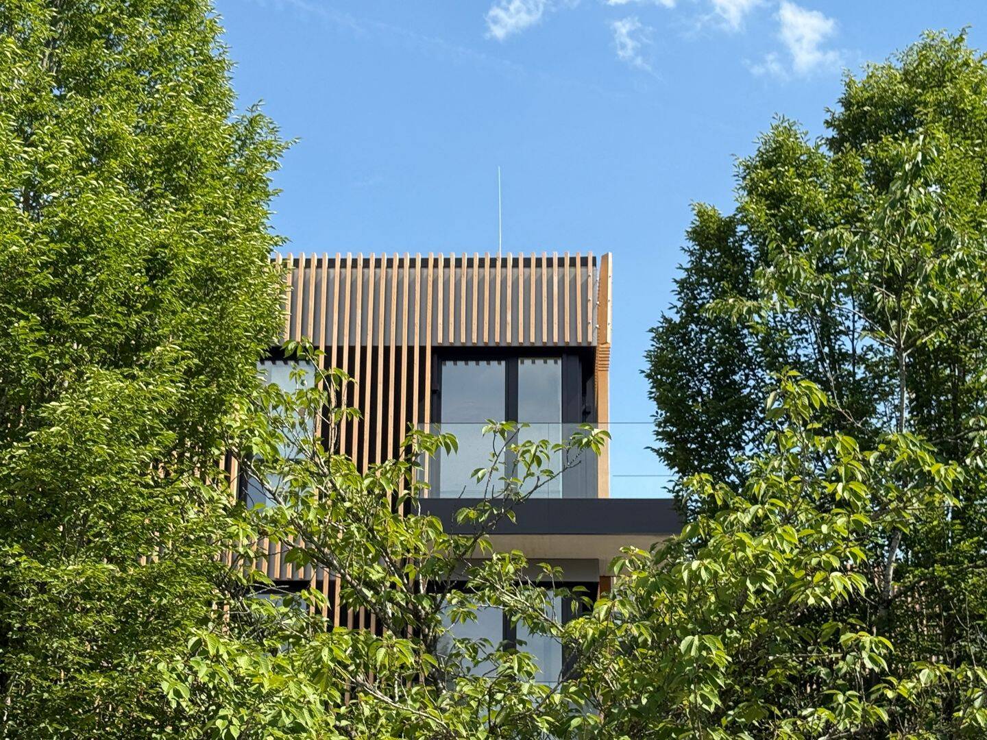 Ganz oben: Helle 3,5-Zimmer-Wohnung mit Speisekammer, 2 Balkonen, 2 Bädern, 82205 Gilching