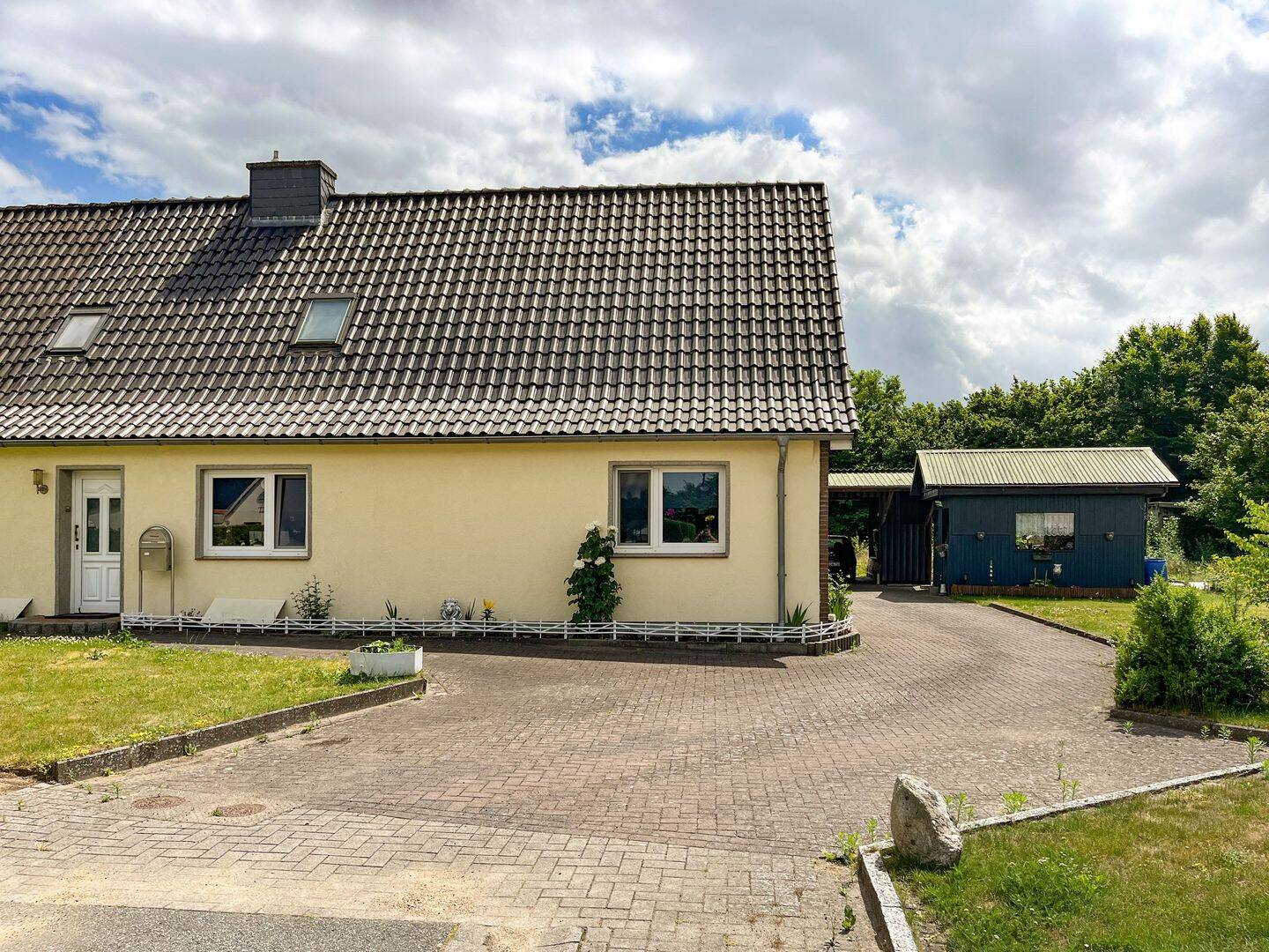 Gut vermietete Doppelhaushälfte in begehrter Sackgassenlage von Timmaspe, 24644 Timmaspe