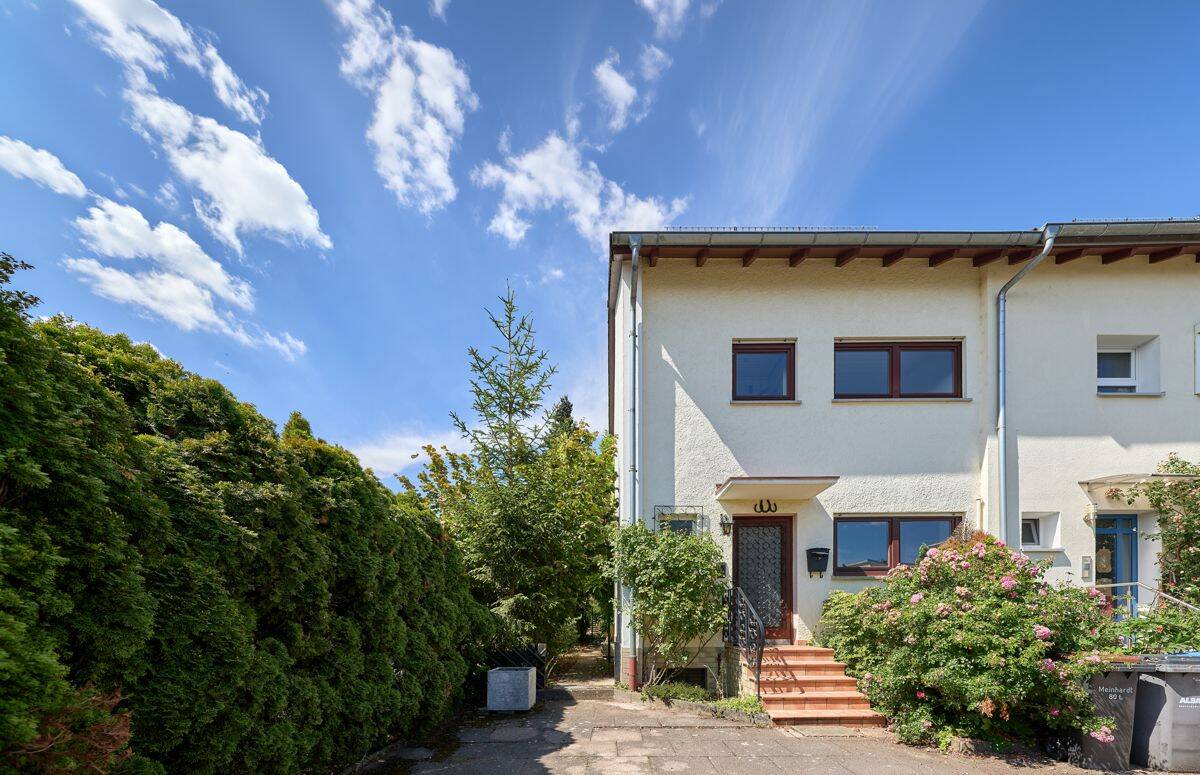 *PETS ALLOWED* in spacious Corner Townhouse with Garden, Sauna & Garage 15 min near Clay Kaserne, 65239 Hochheim am Main