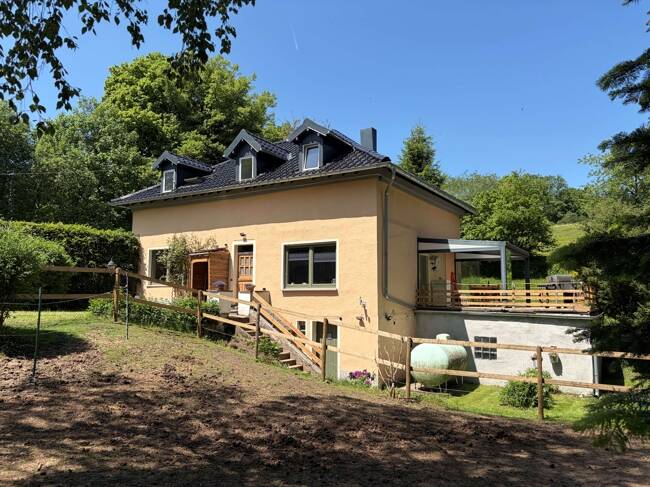 Idyllisch gelegenes Landhaus mit weitläufigen Weideflächen und eigenem Wald – ideal für Tierhalter!, 53940 Hellenthal