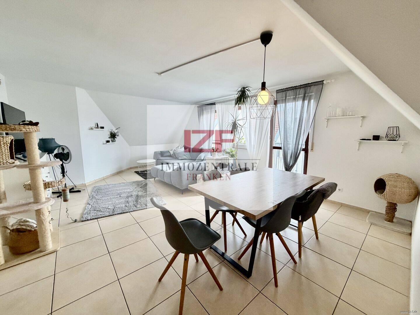 Ruhig und grün wohnen: Gepflegte 3-Zimmer-Dachgeschosswohnung mit Duplex-Stellplatz, 90766 Fürth (Eigenes Heim Hardhöhe Unterfarrnbach Weststadt)