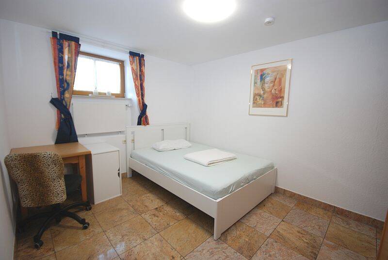 Möbliertes Zimmer im Souterrain rechts in zentrumsnaher Lage von Bad Reichenhall, 83435 Bad Reichenhall