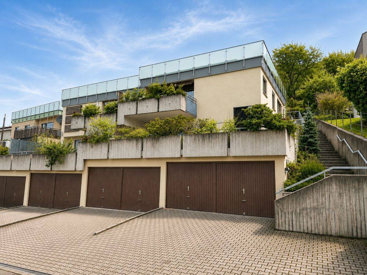 Großzügige Terrassenwohnung mit viel Potenzial in attraktiver Wohnlage von Keltern, 75210 Keltern