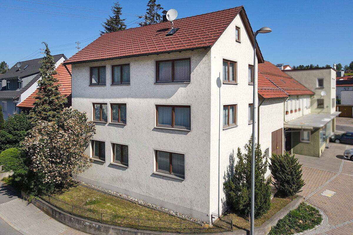 Ein Haus voller Möglichkeiten … und viel Platz für Wohnen, Arbeiten und Wohnmobil, 72393 Burladingen