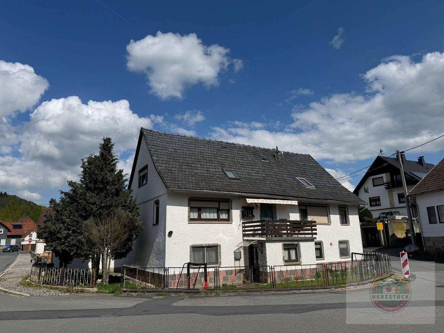 Gemütliches Einfamilienhaus mit viel Platz, zwei Doppelgaragen & vielseitigen Nutzungsmöglichkeiten in Frankenblick, 96528 Frankenblick