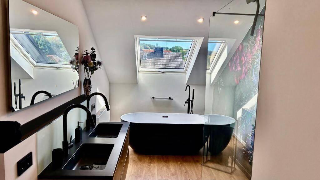 Wohnen auf zwei Ebenen | Kernsanierte Maisonette mit Balkon und Dachloggia, 65520 Bad Camberg